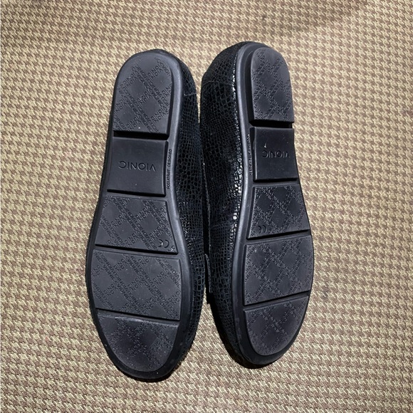 Vionic | Snakeskin Patterned Mocassins - Picture 2 of 8